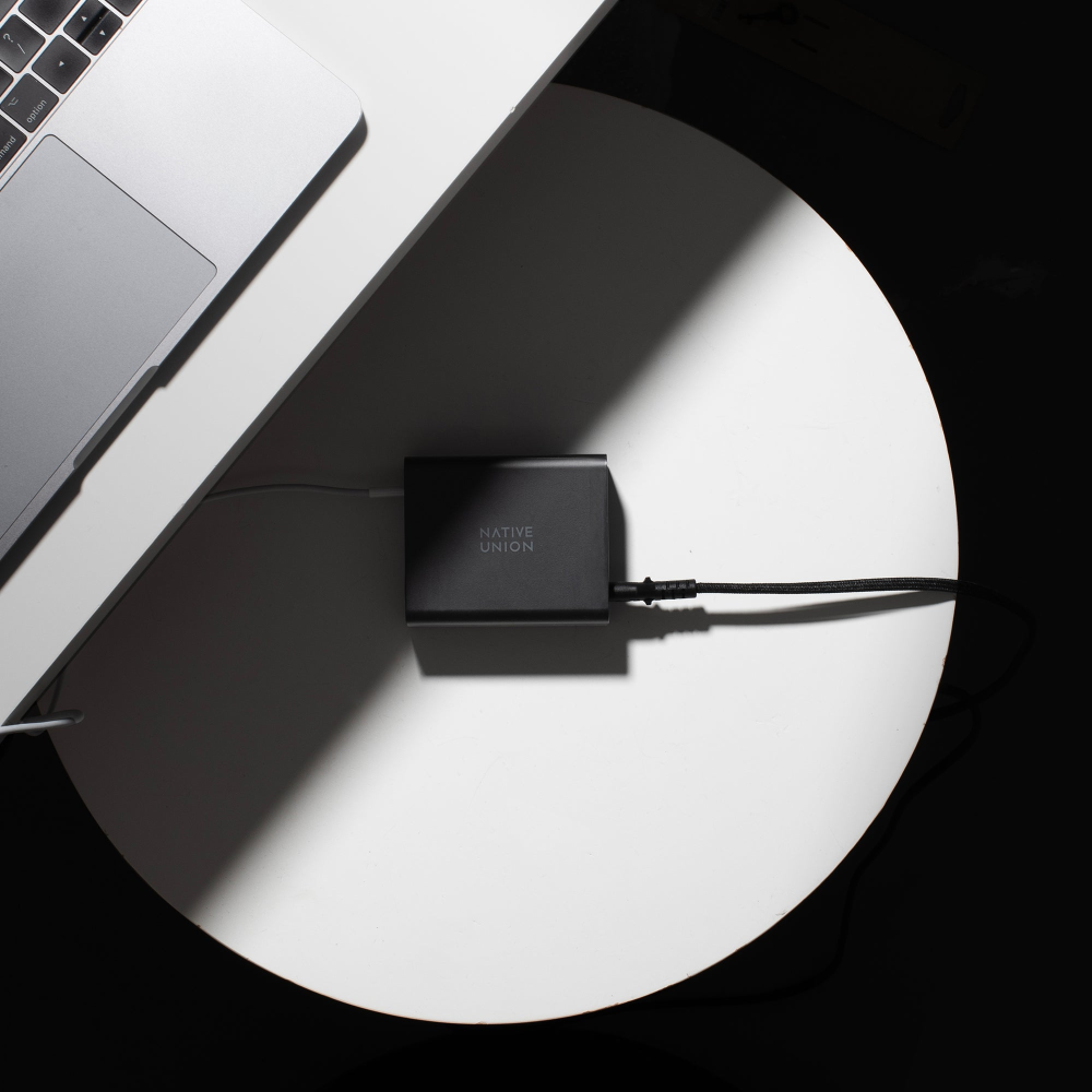 Сетевой адаптер для зарядки Native Union Fast Desktop Charger PD 140W FAST-PD140-BLK-EU