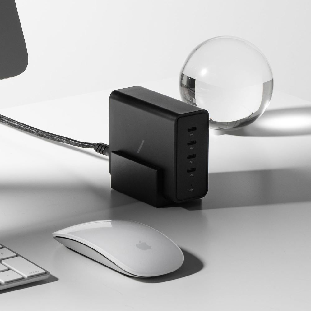 Сетевой адаптер для зарядки Native Union Fast Desktop Charger PD 140W FAST-PD140-BLK-EU