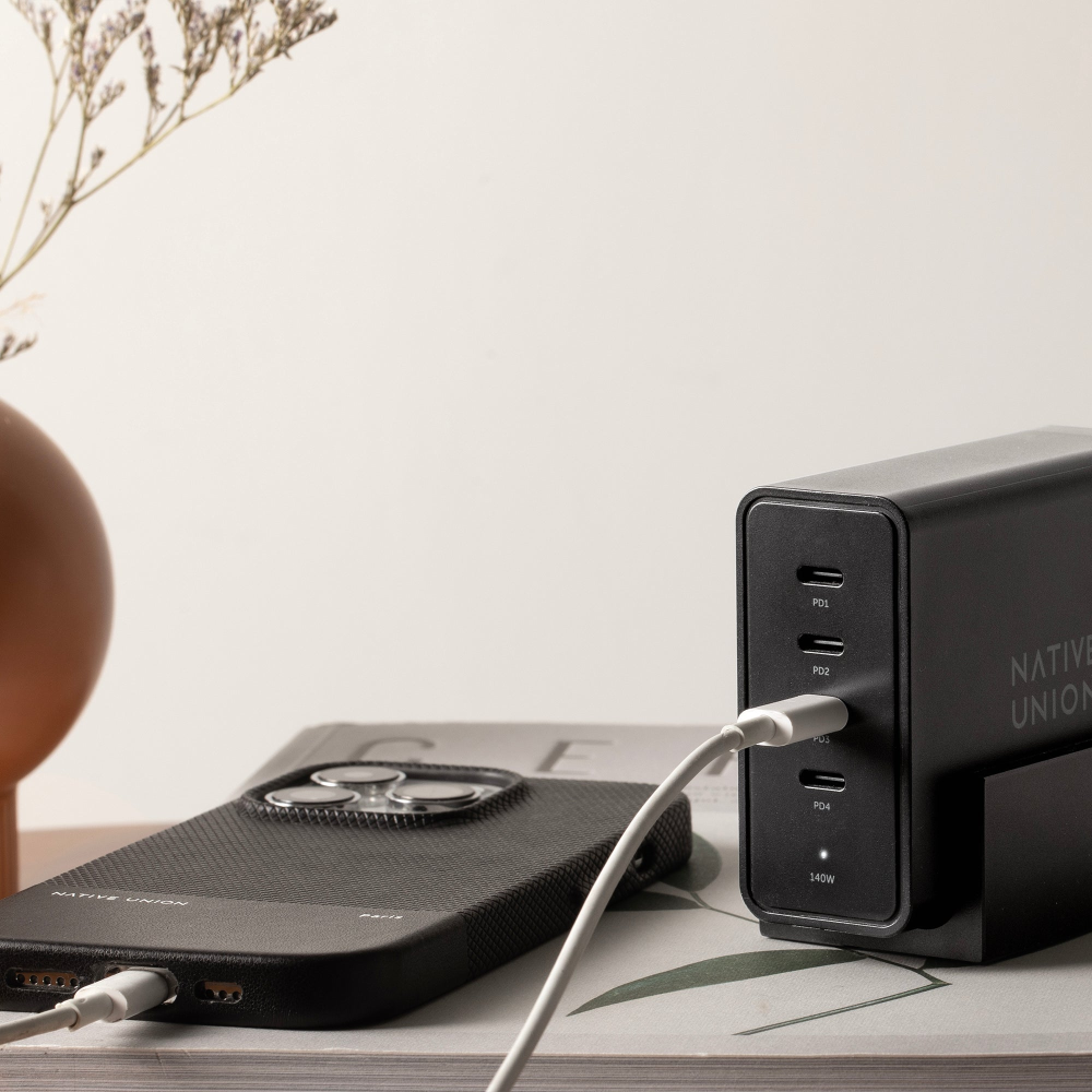 Сетевой адаптер для зарядки Native Union Fast Desktop Charger PD 140W FAST-PD140-BLK-EU