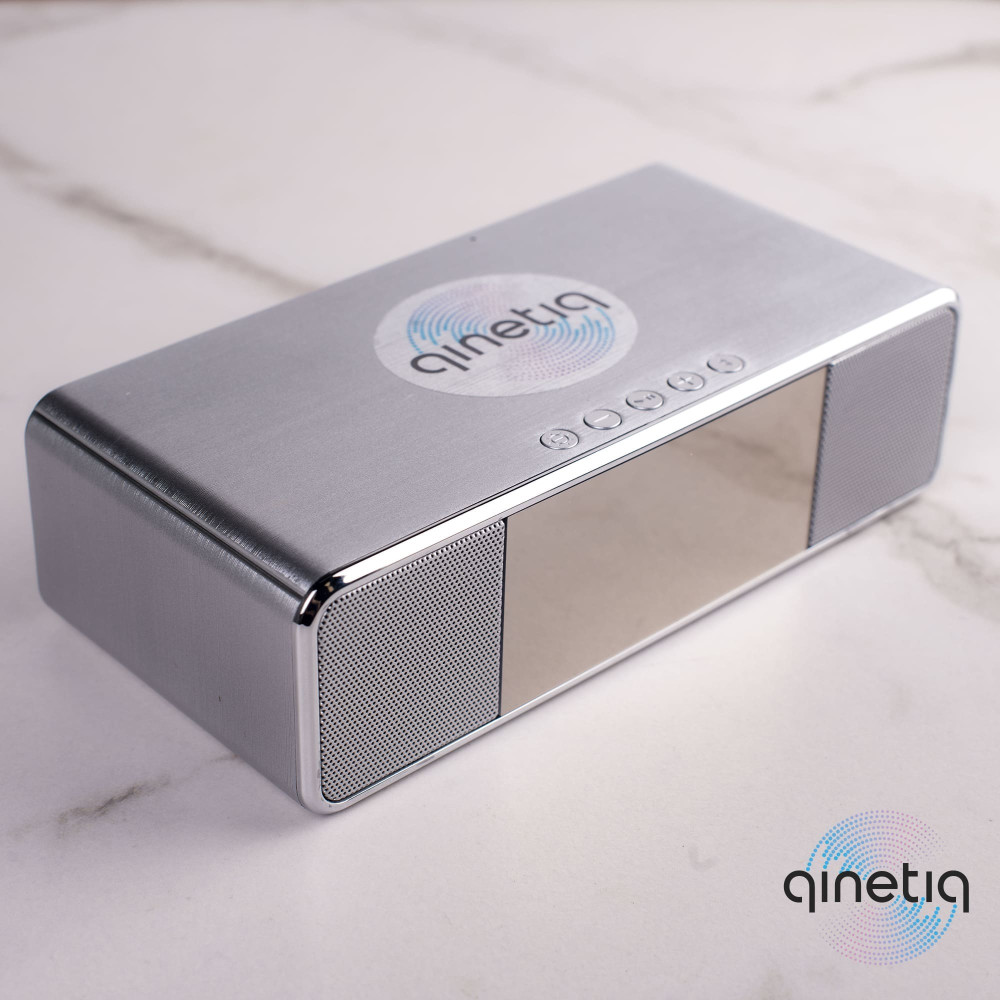 LED Часы с беспроводной зарядкой и Bluetooth-колонкой QINETIQ 2500