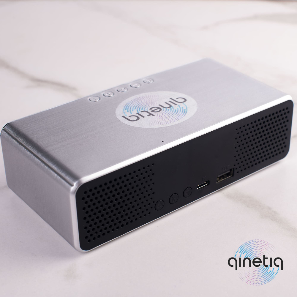 LED Часы с беспроводной зарядкой и Bluetooth-колонкой QINETIQ 2500